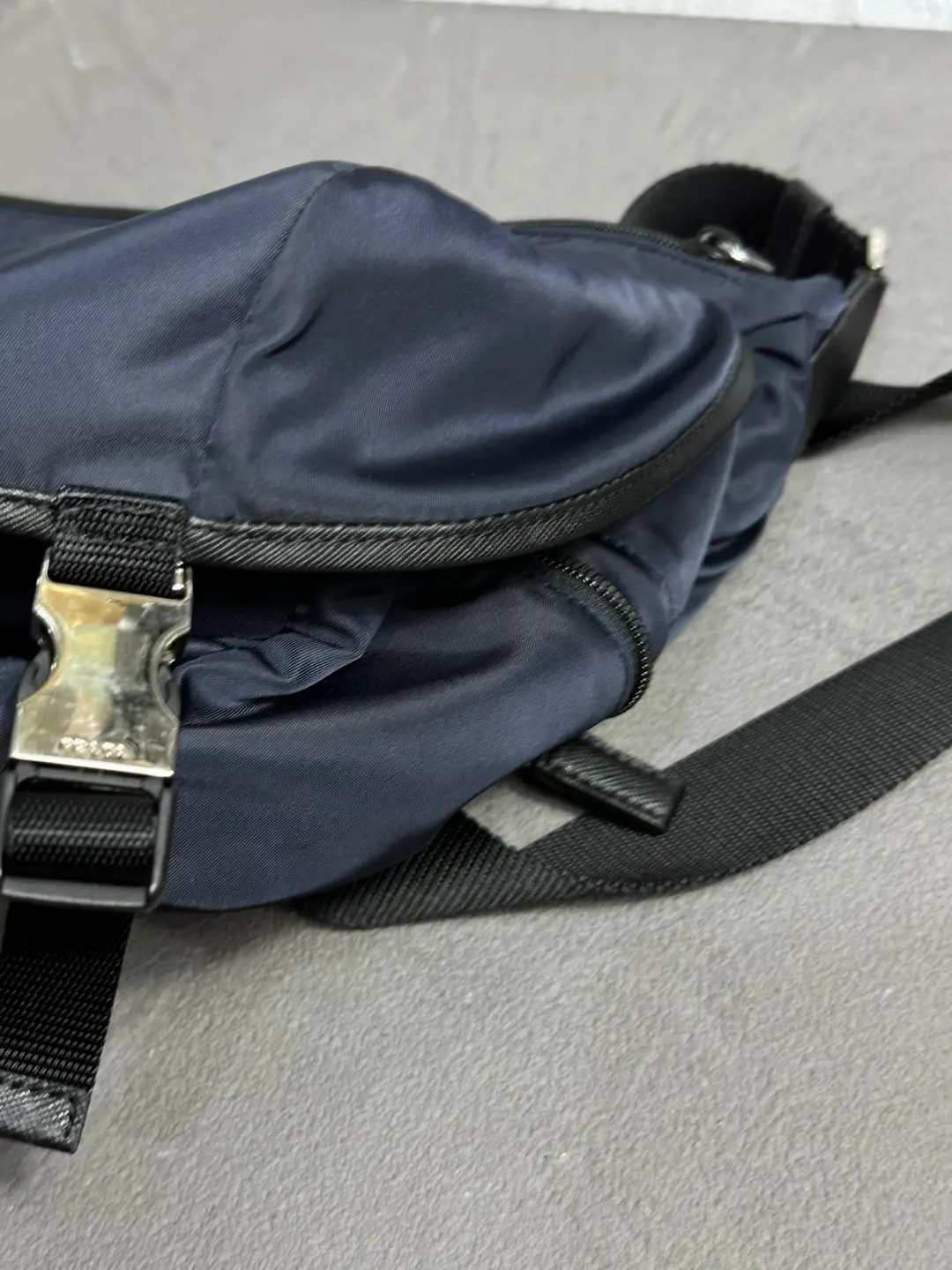 프라다-수선-리나일론 및 사피아노 가죽 바이커백 수선 후